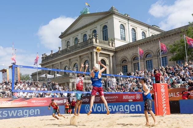 Deutsche Meisterschaften im Beach-Volleyball. 2026 Manuel Harms (Kiel) schlägt gegen den Block von Valentin Schneckenburger (München). Deutsche Meisterschaften im Beach-Volleyball am 24. Juli 2026 in Hannover. Viertelfinalspiel der Männer zwischen dem 1. Beachclub Kiel und Beachvolley United München., Hannover Niedersachsen Deutschland Opernplatz *** 2026 German Beach Volleyball Championships: Manuel Harms of Kiel attacks against the block set by Valentin Schneckenburger of Munich. German Beach Volleyball Championships on July 24, 2026, in Hanover. Men’s quarterfinal match between 1 Beachclub Kiel and Beachvolley United Munich, Hanover, Lower Saxony, Germany, Opernplatz