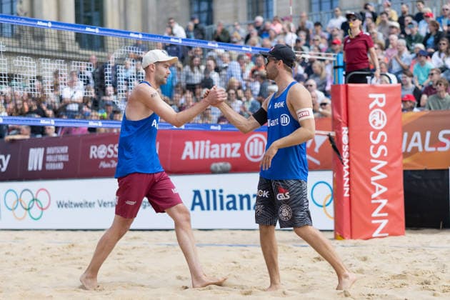 Deutsche Meisterschaften im Beach-Volleyball. 2026 Die Kieler Manuel Harms und Bo Hansen klatschen miteinander ab. Deutsche Meisterschaften im Beach-Volleyball am 24. Juli 2026 in Hannover. Viertelfinalspiel der Männer zwischen dem 1. Beachclub Kiel und Beachvolley United München., Hannover Niedersachsen Deutschland Opernplatz *** 2026 German Beach Volleyball Championships: Kiel’s Manuel Harms and Bo Hansen high-five each other. German Beach Volleyball Championships on July 24, 2026, in Hanover. Men’s quarterfinal match between 1 Beachclub Kiel and Beachvolley United Munich, Hanover, Lower Saxony, Germany, Opernplatz