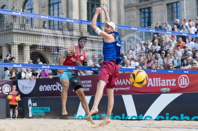 Deutsche Meisterschaften im Beach-Volleyball. 2026 Kim Huber (München) schlägt am Block von Manuel Harms (Kiel) vorbei ins Feld. Deutsche Meisterschaften im Beach-Volleyball am 24. Juli 2026 in Hannover. Viertelfinalspiel der Männer zwischen dem 1. Beachclub Kiel und Beachvolley United München., Hannover Niedersachsen Deutschland Opernplatz *** 2026 German Beach Volleyball Championships: Kim Huber of Munich hits the ball past Manuel Harms of Kiel’s block and into the court. German Beach Volleyball Championships on July 24, 2026, in Hanover. Men’s quarterfinal match between 1 Beachclub Kiel and Beachvolley United Munich, Hanover, Lower Saxony, Germany, Opernplatz