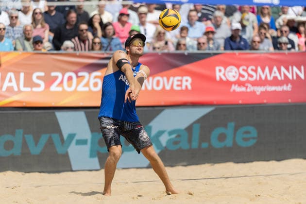Deutsche Meisterschaften im Beach-Volleyball. 2026 Bo Hansen (Kiel). Deutsche Meisterschaften im Beach-Volleyball am 24. Juli 2026 in Hannover. Viertelfinalspiel der Männer zwischen dem 1. Beachclub Kiel und Beachvolley United München., Hannover Niedersachsen Deutschland Opernplatz *** 2026 German Beach Volleyball Championships, Bo Hansen, Kiel; German Beach Volleyball Championships on July 24, 2026, in Hanover; Men’s quarterfinal match between 1 Beachclub Kiel and Beachvolley United Munich; Hanover, Lower Saxony, Germany; Opernplatz