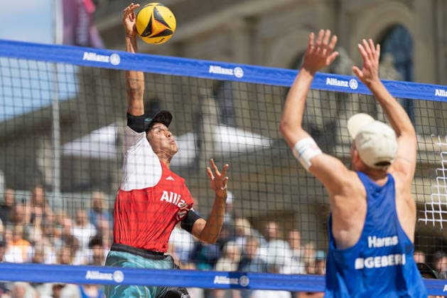 Deutsche Meisterschaften im Beach-Volleyball. 2026 Valentin Schneckenburger (Beachvolley United München) schlägt gegen den Block von Manuel Harms (1. Beachclub Kiel). Deutsche Meisterschaften im Beach-Volleyball am 24. Juli 2026 in Hannover. Viertelfinalspiel der Männer zwischen dem 1. Beachclub Kiel und Beachvolley United München., Hannover Niedersachsen Deutschland Opernplatz *** 2026 German Beach Volleyball Championships: Valentin Schneckenburger of Beachvolley United Munich attacks against the block by Manuel Harms of 1 Beachclub Kiel. German Beach Volleyball Championships on July 24, 2026, in Hanover. Men’s quarterfinal match between 1 Beachclub Kiel and Beachvolley United Munich , Hanover, Lower Saxony, Germany, Opernplatz