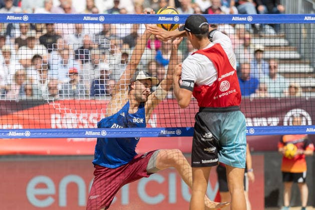 Deutsche Meisterschaften im Beach-Volleyball. 2026 Valentin Schneckenburger (Beachvolley United München) schlägt gegen den Block von Manuel Harms (1. Beachclub Kiel). Deutsche Meisterschaften im Beach-Volleyball am 24. Juli 2026 in Hannover. Viertelfinalspiel der Männer zwischen dem 1. Beachclub Kiel und Beachvolley United München., Hannover Niedersachsen Deutschland Opernplatz *** 2026 German Beach Volleyball Championships: Valentin Schneckenburger of Beachvolley United Munich attacks against the block by Manuel Harms of 1 Beachclub Kiel. German Beach Volleyball Championships on July 24, 2026, in Hanover. Men’s quarterfinal match between 1 Beachclub Kiel and Beachvolley United Munich , Hanover, Lower Saxony, Germany, Opernplatz