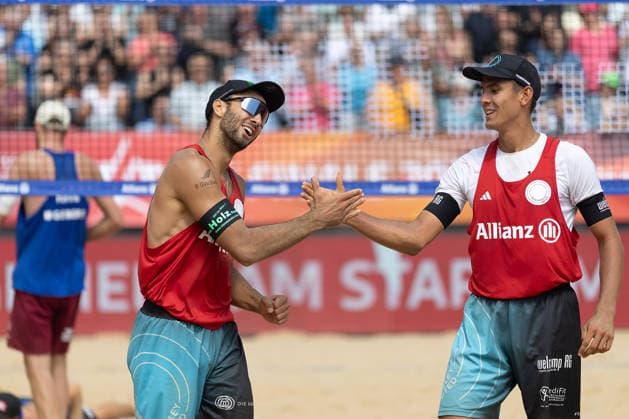 Deutsche Meisterschaften im Beach-Volleyball. 2026 Kim Huber (links) und Valentin Schneckenburger (Beachvolley United München) klatschen miteinander ab. Deutsche Meisterschaften im Beach-Volleyball am 24. Juli 2026 in Hannover. Viertelfinalspiel der Männer zwischen dem 1. Beachclub Kiel und Beachvolley United München., Hannover Niedersachsen Deutschland Opernplatz *** 2026 German Beach Volleyball Championships: Kim Huber (left) and Valentin Schneckenburger of Beachvolley United Munich high-five each other. German Beach Volleyball Championships on July 24, 2026, in Hanover. Men’s quarterfinal match between 1 Beachclub Kiel and Beachvolley United Munich, Hanover, Lower Saxony, Germany, Opernplatz
