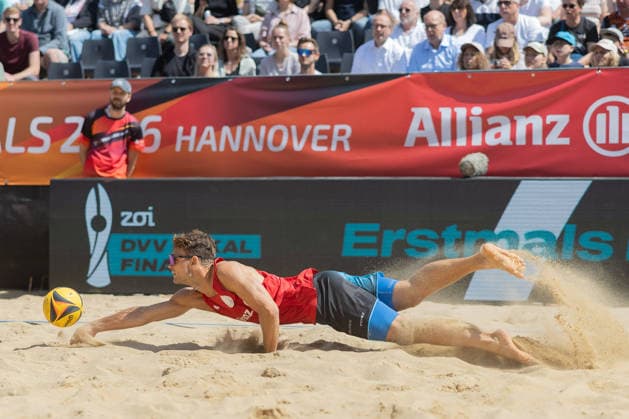 Deutsche Meisterschaften im Beach-Volleyball. 2026 Daniel Kirchner (Beachvolley United München). Deutsche Meisterschaften im Beach-Volleyball am 24. Juli 2026 in Hannover. Viertelfinalspiel der Männer zwischen dem 1. Beachclub Kiel und Beachvolley United München., Hannover Niedersachsen Deutschland Opernplatz *** 2026 German Beach Volleyball Championships Daniel Kirchner Beachvolley United Munich German Beach Volleyball Championships on July 24, 2026, in Hanover Men’s quarterfinal match between 1 Beachclub Kiel and Beachvolley United Munich, Hanover, Lower Saxony, Germany, Opernplatz