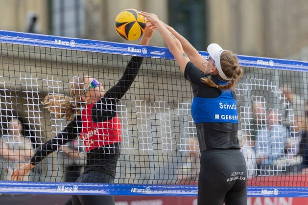 Deutsche Meisterschaften im Beach-Volleyball. 2026 Sarah Schulz (1. Beachclub Kiel, rechts) gegen Josefine Schäkel (Olympischer Club BW Stuttgart). Deutsche Meisterschaften im Beach-Volleyball am 24. Juli 2026 in Hannover. Viertelfinalspiel zwischen dem 1. Beachclub Kiel und dem Olympischen Sport Club BW Stuttgart., Hannover Niedersachsen Deutschland Opernplatz *** 2026 German Beach Volleyball Championships: Sarah Schulz of 1 Beachclub Kiel (right) vs. Josefine Schäkel of Olympischer Sport Club BW Stuttgart. German Beach Volleyball Championships on July 24, 2026, in Hanover. Quarterfinal match between 1 Beachclub Kiel and Olympischer Sport Club BW Stuttgart, Hanover, Lower Saxony, Germany, Opernplatz