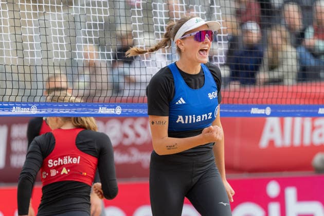 Deutsche Meisterschaften im Beach-Volleyball. 2026 Sarah Schulz (1. Beachclub Kiel, rechts) gegen Josefine Schäkel (Olympischer Club BW Stuttgart). Deutsche Meisterschaften im Beach-Volleyball am 24. Juli 2026 in Hannover. Viertelfinalspiel zwischen dem 1. Beachclub Kiel und dem Olympischen Sport Club BW Stuttgart., Hannover Niedersachsen Deutschland Opernplatz *** 2026 German Beach Volleyball Championships: Sarah Schulz of 1 Beachclub Kiel (right) vs. Josefine Schäkel of Olympischer Sport Club BW Stuttgart. German Beach Volleyball Championships on July 24, 2026, in Hanover. Quarterfinal match between 1 Beachclub Kiel and Olympischer Sport Club BW Stuttgart, Hanover, Lower Saxony, Germany, Opernplatz