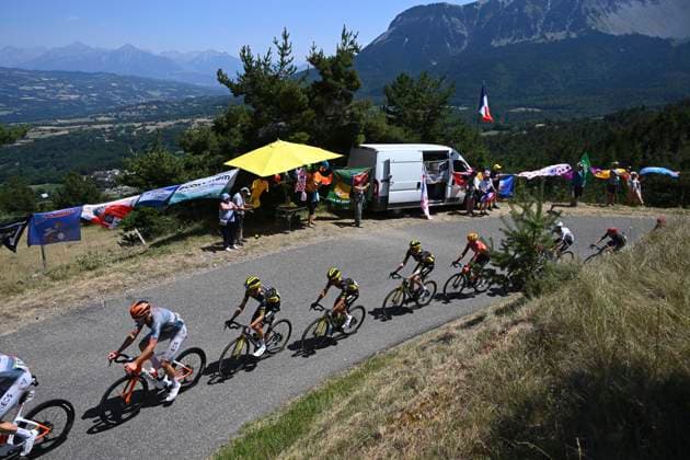 Tour de France 2026 Stage 19 ALPE D HUEZ, FRANCE - JULY 24 : illustration picture of the riders during stage 19 of the 113rd edition of Tour de France an UCI World Tour 2.UWT cycling road race stage for Men Elite of 128 km with start in Gap and finish in Alpe d Huez on July 24, 2026 in Alpe d Huez, France, 24 07 2026 ( Motordriver Kurt Vandenborre - Alpe d Huez France  Copyright: xGvgx