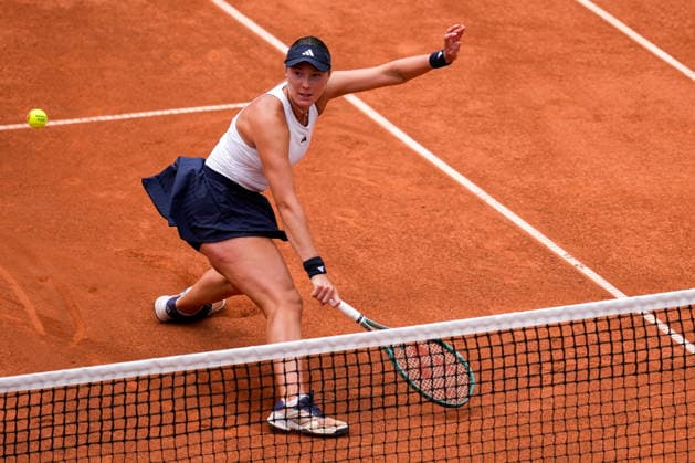 MSC Hamburg Ladies Open - Day 5 Alina Charaeva of Armenia plays during her quarterfinal match against fourth seed Anna Bondar of Hungary at the 2026 MSC Hamburg Ladies Open women s tennis tournament at Am Rothenbaum in Hamburg, Germany. Hamburg Hamburg Germany  Copyright: xOwenxHammondx originalFilename:hammond-2026msch260724_npIBO.jpg