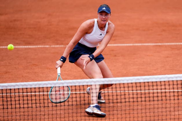 MSC Hamburg Ladies Open - Day 5 Alina Charaeva of Armenia plays during her quarterfinal match against fourth seed Anna Bondar of Hungary at the 2026 MSC Hamburg Ladies Open women s tennis tournament at Am Rothenbaum in Hamburg, Germany. Hamburg Hamburg Germany  Copyright: xOwenxHammondx originalFilename:hammond-2026msch260724_npdSx.jpg