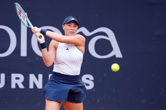 MSC Hamburg Ladies Open - Day 5 Alina Charaeva of Armenia plays during her quarterfinal match against fourth seed Anna Bondar of Hungary at the 2026 MSC Hamburg Ladies Open women s tennis tournament at Am Rothenbaum in Hamburg, Germany. Hamburg Hamburg Germany  Copyright: xOwenxHammondx originalFilename:hammond-2026msch260724_npmyM.jpg