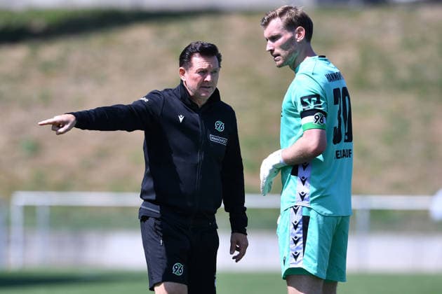 Fußball Testspiel Hannover 96 - SC Preußen Münster am 24.07.2026 im Hembergstadion in Iserlohn Christian Titz ( Trainer Cheftrainer Hannover ), links - Leo Weinkauf ( Hannover ), rechts *** Soccer Friendly Match: Hannover 96 vs. SC Preußen Münster on July 24, 2026, at Hemberg Stadium in Iserlohn. Christian Titz, head coach of Hannover; on the left, Leo Weinkauf of Hannover; on the right, xRx