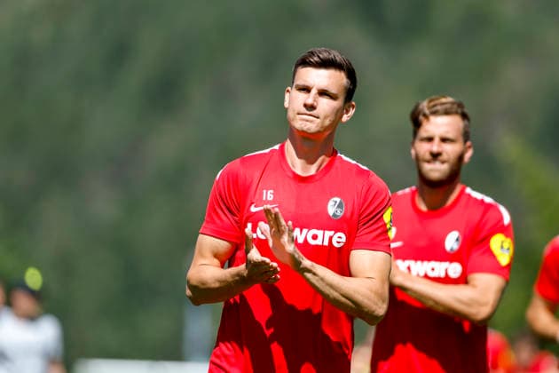 Yannik Engelhardt (SC Freiburg, 16) beim Aufwärmen vor Spielbeginn , Österreich, Fussball, Testspiel, 2026 2027, SC Freiburg vs. Derby County, 24.07.2026, Imst Velly Arena Österreich Copyright: xGrantxHubbsx