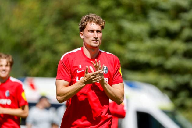 Patrick Osterhage (SC Freiburg, 06) beim Aufwärmen vor Spielbeginn , Österreich, Fussball, Testspiel, 2026 2027, SC Freiburg vs. Derby County, 24.07.2026, Imst Velly Arena Österreich *** Patrick Osterhage, SC Freiburg, No. 6, warming up before kickoff, Austria, soccer, friendly match, 2026–2027, SC Freiburg vs. Derby County, July 24, 2026, Imst Velly Arena, Austria Copyright: xGrantxHubbsx