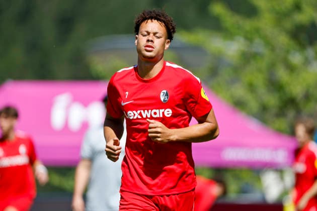 Derry Scherhant (SC Freiburg, 07) beim Aufwärmen vor Spielbeginn , Österreich, Fussball, Testspiel, 2026 2027, SC Freiburg vs. Derby County, 24.07.2026, Imst Velly Arena Österreich *** Derry Scherhant, SC Freiburg, July 7, warming up before kickoff, Austria, soccer, friendly match, 2026–2027, SC Freiburg vs. Derby County, July 24, 2026, Imst Velly Arena, Austria Copyright: xGrantxHubbsx