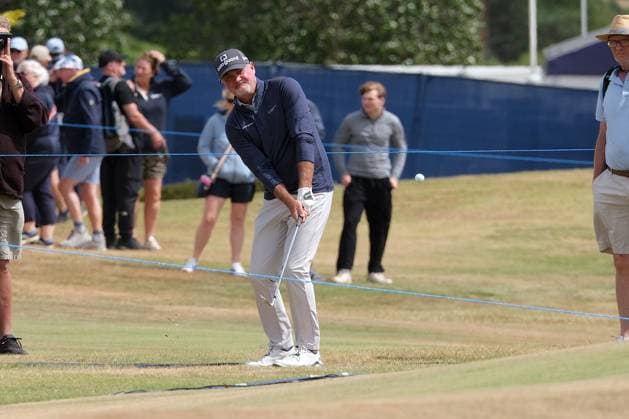 UK: The ISPS HANDA Senior Open Championship at King‚Äôs Course, Gleneagles, Scotland on 24 July 2026: Pictured: Clubhouse leader on -6 Jerry Kelly (USA) chips on the 18th green during the second round of the ISPS Handa Senior Open Championship 2026 Gleneagles King‚Äôs Course Scotland Scotland Copyright: xAlexxToddx