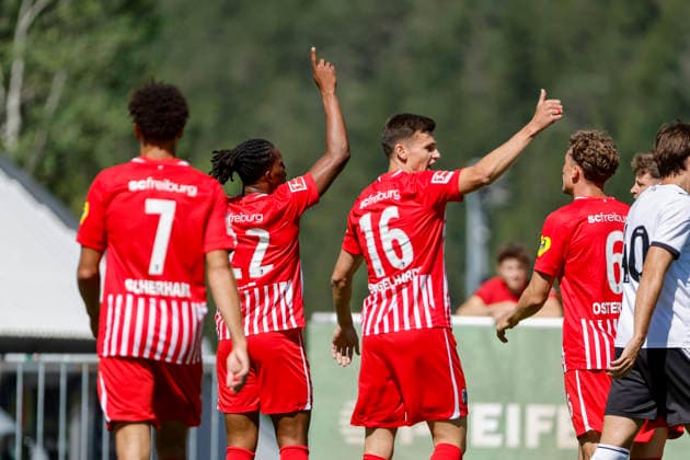 Torjubel SC Freiburg beim 1:0 durch Cyriaque Irie (SC Freiburg, 22), Freude, Begeisterung, positive Emotionen, Torerfolg , Österreich, Fussball, Testspiel, 2026 2027, SC Freiburg vs. Derby County, 24.07.2026, Imst Velly Arena Österreich *** SC Freiburg celebrates Cyriaque Irie s 1-0 goal, SC Freiburg, 22, joy, excitement, positive emotions, goal, Austria, soccer, friendly match, 2026–2027, SC Freiburg vs. Derby County, July 24, 2026, Imst Velly Arena, Austria Copyright: xGrantxHubbsx