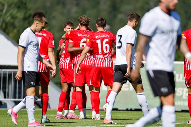 Torjubel SC Freiburg beim 1:0 durch Cyriaque Irie (SC Freiburg, 22), Freude, Begeisterung, positive Emotionen, Torerfolg , Österreich, Fussball, Testspiel, 2026 2027, SC Freiburg vs. Derby County, 24.07.2026, Imst Velly Arena Österreich *** SC Freiburg celebrates Cyriaque Irie s 1-0 goal, SC Freiburg, 22, joy, excitement, positive emotions, goal, Austria, soccer, friendly match, 2026–2027, SC Freiburg vs. Derby County, July 24, 2026, Imst Velly Arena, Austria Copyright: xGrantxHubbsx