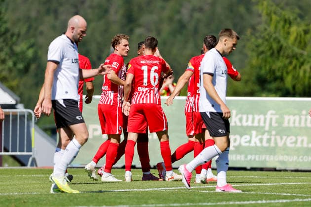 Torjubel SC Freiburg beim 1:0 durch Cyriaque Irie (SC Freiburg, 22), Freude, Begeisterung, positive Emotionen, Torerfolg , Österreich, Fussball, Testspiel, 2026 2027, SC Freiburg vs. Derby County, 24.07.2026, Imst Velly Arena Österreich *** SC Freiburg celebrates Cyriaque Irie s 1-0 goal, SC Freiburg, 22, joy, excitement, positive emotions, goal, Austria, soccer, friendly match, 2026–2027, SC Freiburg vs. Derby County, July 24, 2026, Imst Velly Arena, Austria Copyright: xGrantxHubbsx