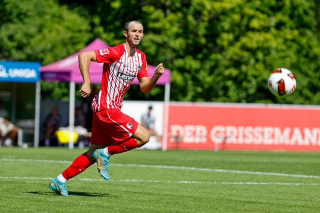 Max Rosenfelder (SC Freiburg, 37) am Ball , Österreich, Fussball, Testspiel, 2026 2027, SC Freiburg vs. Derby County, 24.07.2026, Imst Velly Arena Österreich *** Max Rosenfelder, SC Freiburg, 37, on the ball, Austria, soccer, friendly match, 2026–2027, SC Freiburg vs. Derby County, July 24, 2026, Imst Velly Arena, Austria Copyright: xGrantxHubbsx