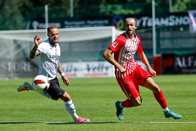 Joe Ward (Derby County, 23) und Max Rosenfelder (SC Freiburg, 37) im Kampf um den Ball , Österreich, Fussball, Testspiel, 2026 2027, SC Freiburg vs. Derby County, 24.07.2026, Imst Velly Arena Österreich *** Joe Ward of Derby County, 23, and Max Rosenfelder of SC Freiburg, 37, battling for the ball; Austria, soccer, friendly match, 2026–2027, SC Freiburg vs. Derby County, July 24, 2026, Imst Velly Arena, Austria Copyright: xGrantxHubbsx