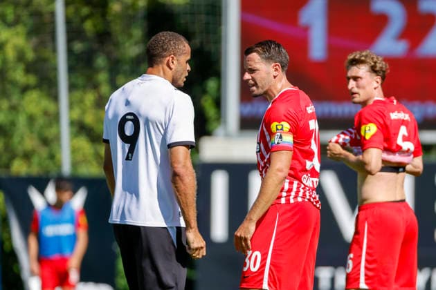 Carlton Morris (Derby County, 09) und Christian Günter, Gunter (SC Freiburg, 30) im Dialog, im Gespräch, im Austausch, in Kommunikation , Österreich, Fussball, Testspiel, 2026 2027, SC Freiburg vs. Derby County, 24.07.2026, Imst Velly Arena Österreich *** Carlton Morris, Derby County, 9, and Christian Günter, SC Freiburg, 30, in conversation, in dialogue, exchanging ideas, communicating, Austria, soccer, friendly match, 2026–2027, SC Freiburg vs. Derby County, July 24, 2026, Imst Velly Arena, Austria Copyright: xGrantxHubbsx