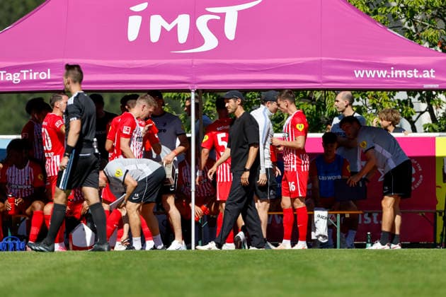 SC Freiburg Trinkpause , Österreich, Fussball, Testspiel, 2026 2027, SC Freiburg vs. Derby County, 24.07.2026, Imst Velly Arena Österreich *** SC Freiburg Water Break, Austria, Soccer, Friendly Match, 2026–2027, SC Freiburg vs. Derby County, July 24, 2026, Imst Velly Arena, Austria Copyright: xGrantxHubbsx