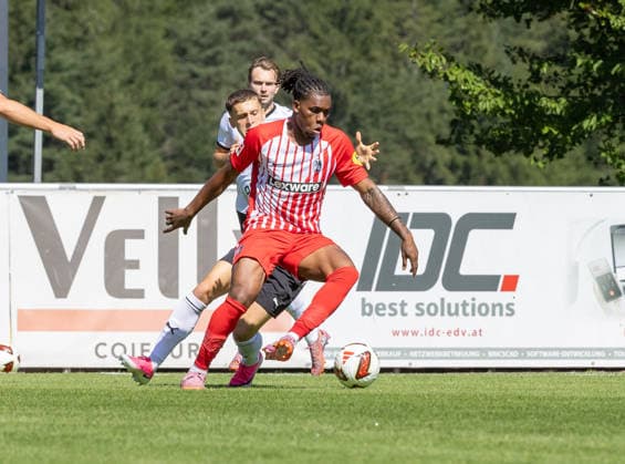 SOCCER - Freiburg vs Derby, test match IMST,AUSTRIA,24.JUL.26 - SOCCER - 1. DFL, 1. Deutsche Bundesliga, EFL Championship, SC Freiburg vs Derby County FC, test match. Image shows Oscar Fraulo (Derby County) and Cyriaque Irie (Freiburg).  GEPAxpictures xMichaelxKristen