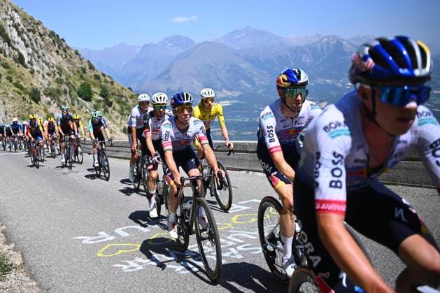 Tour de France 2026 Stage 19 ALPE D HUEZ, FRANCE - JULY 24 : Evenepoel Remco (BEL) of Red Bull - BORA - Hansgrohe uring stage 19 of the 113rd edition of Tour de France an UCI World Tour 2.UWT cycling road race stage for Men Elite of 128 km with start in Gap and finish in Alpe d Huez on July 24, 2026 in Alpe d Huez, France, 24 07 2026 ( Motordriver Kurt Vandenborre - Alpe d Huez France  Copyright: xGvgx
