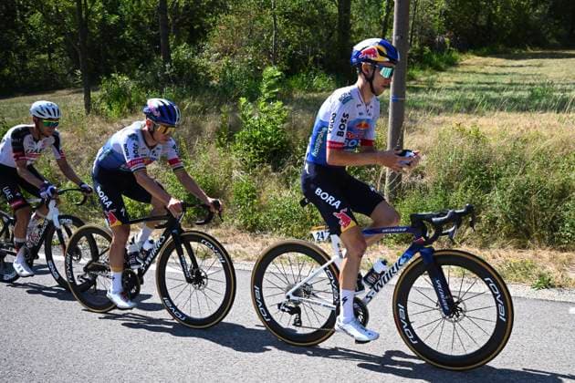 Tour de France 2026 Stage 19 ALPE D HUEZ, FRANCE - JULY 24 : Evenepoel Remco (BEL) of Red Bull - BORA - Hansgrohe uring stage 19 of the 113rd edition of Tour de France an UCI World Tour 2.UWT cycling road race stage for Men Elite of 128 km with start in Gap and finish in Alpe d Huez on July 24, 2026 in Alpe d Huez, France, 24 07 2026 ( Motordriver Kurt Vandenborre - Alpe d Huez France  Copyright: xGvgx