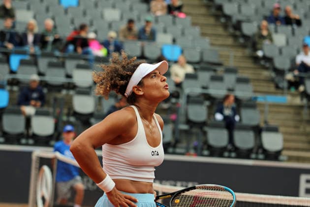 MSC Hamburg Ladies Open WTA, Tennis Damen 250) am Rothenbaum: Mayar Sherif (Ägypten) im Viertelfinale. Die Spielerin diskutiert mit dem Stuhlschiedsrichter, weil sie mit dessen Entscheidung nicht einverstanden ist. *** MSC Hamburg Ladies Open WTA 250 at Rothenbaum: Mayar Sherif of Egypt Advances to the Quarterfinals. The player is arguing with the chair umpire because she disagrees with his decision.