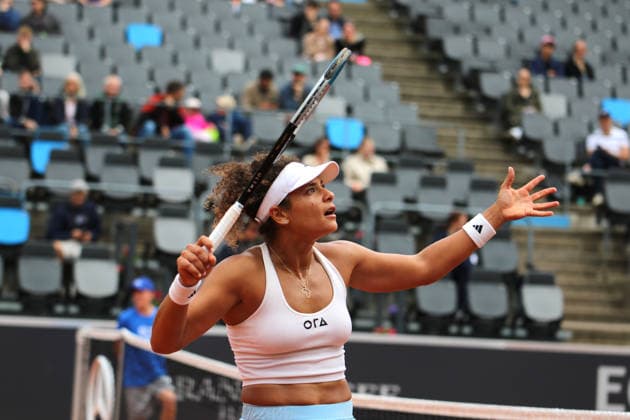 MSC Hamburg Ladies Open WTA, Tennis Damen 250) am Rothenbaum: Mayar Sherif (Ägypten) im Viertelfinale. Die Spielerin diskutiert mit dem Stuhlschiedsrichter, weil sie mit dessen Entscheidung nicht einverstanden ist. *** MSC Hamburg Ladies Open WTA 250 at Rothenbaum: Mayar Sherif of Egypt Advances to the Quarterfinals. The player is arguing with the chair umpire because she disagrees with his decision.
