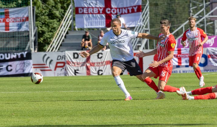 SOCCER - Freiburg vs Derby, test match IMST,AUSTRIA,24.JUL.26 - SOCCER - 1. DFL, 1. Deutsche Bundesliga, EFL Championship, SC Freiburg vs Derby County FC, test match. Image shows Carlton Morris (Derby County) and Yannik Engelhardt (Freiburg).  GEPAxpictures xMichaelxKristen