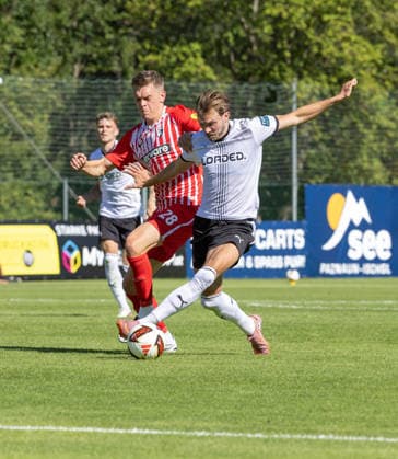 SOCCER - Freiburg vs Derby, test match IMST,AUSTRIA,24.JUL.26 - SOCCER - 1. DFL, 1. Deutsche Bundesliga, EFL Championship, SC Freiburg vs Derby County FC, test match. Image shows Matthias Ginter (Freiburg) and Ryan Hedges (Derby County).  GEPAxpictures xMichaelxKristen