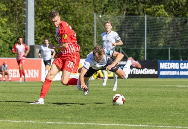 SOCCER - Freiburg vs Derby, test match IMST,AUSTRIA,24.JUL.26 - SOCCER - 1. DFL, 1. Deutsche Bundesliga, EFL Championship, SC Freiburg vs Derby County FC, test match. Image shows Matthias Ginter (Freiburg) and Ryan Hedges (Derby County).  GEPAxpictures xMichaelxKristen