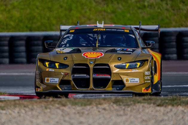 Der BMW M4 GT3 3 von Schubert Motorsport mit Kelvin van der Linde am Steuer rollt frontal auf der Motorsport Arena Oschersleben auf die Kamera zu. Die gold-rot-orange Shell-Helix-Lackierung mit prominentem BMW-Niere-Kühlergrill und Lotto-Scanner-Sponsoring ist klar erkennbar. BMW M4 GT3 3 von Kelvin van der Linde (Schubert Motorsport) in Oschersleben *** Schubert Motorsport’s BMW M4 GT3 No. 3, with Kelvin van der Linde at the wheel, rolls head-on toward the camera at the Motorsport Arena Oschersleben. The gold, red, and orange Shell Helix livery—featuring the prominent BMW kidney grille and Lotto Scanner sponsorship—is clearly visible. BMW M4 GT3 3 driven by Kelvin van der Linde for Schubert Motorsport in Oschersleben Copyright: xMichaelxSchäferx