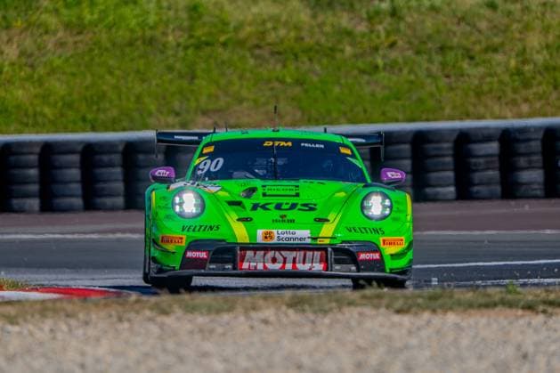 Der Porsche 911 GT3 R 90 von Manthey Racing mit Ricardo Feller am Steuer nimmt eine Kurve auf der Motorsport Arena Oschersleben. Das neongrüne Fahrzeug mit gelben Akzenten und Motul-Frontschürze ist frontal erfasst. Porsche 911 GT3 R 90 von Ricardo Feller (Manthey Racing) in Oschersleben *** The Manthey Racing Porsche 911 GT3 R 90, driven by Ricardo Feller, takes a turn at the Motorsport Arena Oschersleben. The neon-green car with yellow accents and a Motul front apron is captured head-on. Porsche 911 GT3 R 90 driven by Ricardo Feller, Manthey Racing in Oschersleben Copyright: xMichaelxSchäferx