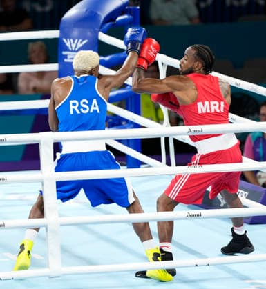 Commonwealth Games Day One Ziggy Agathe (Red) and Simamkele Dames take part in the Mens 65kg Boxing - Prelims during Day One of the 2026 Commonwealth Games at the SEC Centre in Glasgow, Scotland 24 07 2026 UK Newspapers OUT Copyright: xGrahamxGlendinningx FIL-23650-0005
