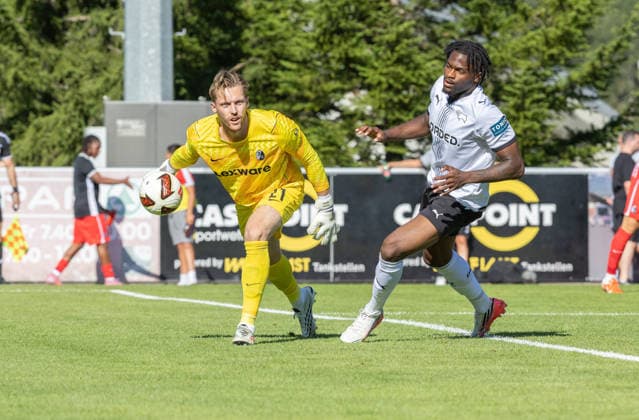 SOCCER - Freiburg vs Derby, test match IMST,AUSTRIA,24.JUL.26 - SOCCER - 1. DFL, 1. Deutsche Bundesliga, EFL Championship, SC Freiburg vs Derby County FC, test match. Image shows Florian Mueller (Freiburg) and Dajaune Brown (Derby County).  GEPAxpictures xMichaelxKristen