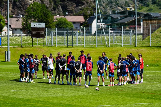 Merlin Polzin (Hamburger SV, Trainer) spricht im Kreis zu seinen Spielern AUT, Training Hamburger SV, Fussball, 1. Bundesliga, Saison 2026 2027, 24.07.2026 AUT, Training Hamburger SV, Fussball, 1. Bundesliga, Saison 2026 2027, 24.07.2026 Oberlängenfeld *** Merlin Polzin of Hamburger SV, coach, speaks to his players in a huddle. AUT, Hamburger SV training, soccer, Bundesliga 1, 2026–2027 season, July 24, 2026 AUT, Hamburger SV training, soccer, Bundesliga 1, 2026–2027 season, July 24, 2026 Oberlängenfeld Copyright: xEibner-Pressefoto MarcelxvonxFehrnx EP_MFN