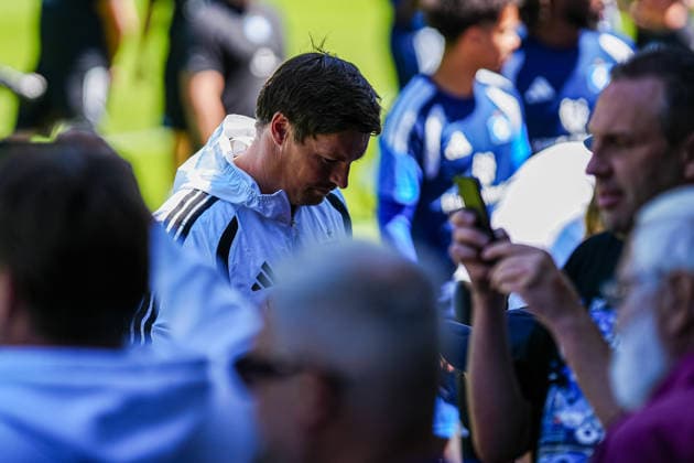 Merlin Polzin (Hamburger SV, Trainer) gibt Autogramme AUT, Training Hamburger SV, Fussball, 1. Bundesliga, Saison 2026 2027, 24.07.2026 AUT, Training Hamburger SV, Fussball, 1. Bundesliga, Saison 2026 2027, 24.07.2026 Oberlängenfeld *** Merlin Polzin, Hamburger SV Coach, Signs Autographs (AUT), Hamburger SV Practice, Soccer, Bundesliga 1, 2026–2027 Season, July 24, 2026 AUT, Hamburger SV training, soccer, Bundesliga 1, 2026–2027 season, July 24, 2026 Oberlängenfeld Copyright: xEibner-Pressefoto MarcelxvonxFehrnx EP_MFN