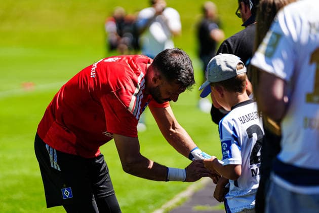 Daniel Heuer Fernandes (Hamburger SV, 01) gibt Autogramme AUT, Training Hamburger SV, Fussball, 1. Bundesliga, Saison 2026 2027, 24.07.2026 AUT, Training Hamburger SV, Fussball, 1. Bundesliga, Saison 2026 2027, 24.07.2026 Oberlängenfeld *** Daniel Heuer Fernandes, Hamburger SV, 01, signing autographs, AUT, Hamburger SV practice, soccer, Bundesliga 1, 2026–2027 season, July 24, 2026 AUT, Hamburger SV training, soccer, Bundesliga 1, 2026–2027 season, July 24, 2026 Oberlängenfeld Copyright: xEibner-Pressefoto MarcelxvonxFehrnx EP_MFN
