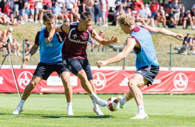 24.07.2026 - Fussball - 2. Fussball-Bundesliga - Saison 2026 2027 - 1. FC Nürnberg FCN Club - Trainingslager Sommer Sommertrainingslager Gais - Bruneck - Südtirol - Zink DaMa - xdaxmax - Adam Markhiev (6, 1. FC Nürnberg FCN ) Julian Justvan (10, 1. FC Nürnberg FCN ) Piet Scobel (19, 1. FC Nürnberg FCN ) *** July 24, 2026 Soccer 2 Soccer Bundesliga 2026–2027 Season 1 FC Nuremberg (FCN) Club Summer Training Camp Summer Training Camp in Gais, Bruneck, South Tyrol Zink DaMa xdaxmax Adam Markhiev 6, 1 FC Nuremberg (FCN) Julian Justvan 10, 1 FC Nuremberg (FCN) Piet Scobel 19, 1 FC Nuremberg (FCN)