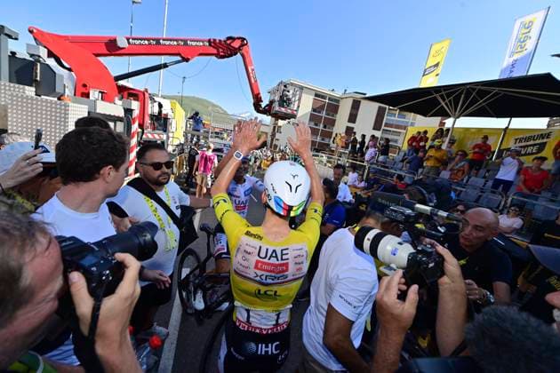 Tour de France 2026 Stage 19 ALPE D HUEZ, FRANCE - JULY 24 : Pogacar Tadej (SLO) of UAE Team Emirates - XRG celebrates the victory after stage 19 of the 113rd edition of Tour de France an UCI World Tour 2.UWT cycling road race stage for Men Elite of 128 km with start in Gap and finish in Alpe d Huez on July 24, 2026 in Alpe d Huez, France, 24 07 2026 Alpe d Huez France  Copyright: xPetexGodingx