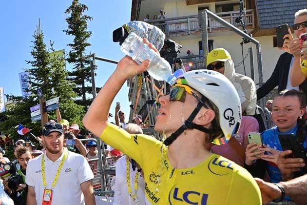 Tour de France 2026 Stage 19 ALPE D HUEZ, FRANCE - JULY 24 : Pogacar Tadej (SLO) of UAE Team Emirates - XRG celebrates the victory after stage 19 of the 113rd edition of Tour de France an UCI World Tour 2.UWT cycling road race stage for Men Elite of 128 km with start in Gap and finish in Alpe d Huez on July 24, 2026 in Alpe d Huez, France, 24 07 2026 Alpe d Huez France  Copyright: xPetexGodingx