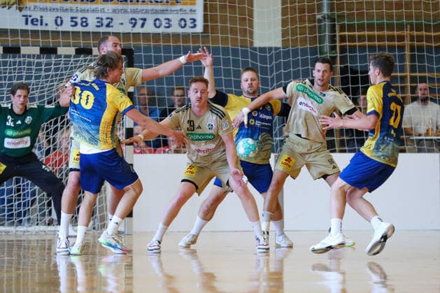 24.07.2026 ,xgox, Handball - Testspiel VfL Wittingen - TSV Hannover-Burgdorf emspor, v.l. Tim Zechel (Hannover, 55), Lukas Stutzke (Hannover, 39), Hannes Feise (Hannover, 56) Zweikampf, Duell, Kampf, tackle Wittingen *** July 24, 2026, xgox, Handball Exhibition Match: VfL Wittingen vs. TSV Hannover Burgdorf, emspor, from left: Tim Zechel (Hannover), 55; Lukas Stutzke (Hannover), 39; Hannes Feise (Hannover), 56; one-on-one, duel, battle, tackle, Wittingen