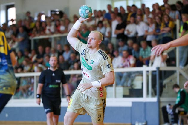 24.07.2026 ,xgox, Handball - Testspiel VfL Wittingen - TSV Hannover-Burgdorf emspor, v.l. Justus Fischer (Hannover, 54) am Ball, plays the ball Wittingen *** July 24, 2026, xgox, Handball Exhibition Match: VfL Wittingen vs. TSV Hannover Burgdorf, emspor, from left: Justus Fischer (Hannover), 54 with the ball, plays the ball (Wittingen)