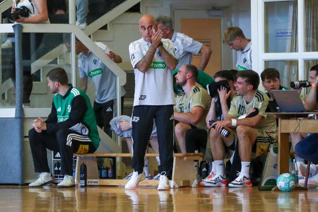 24.07.2026 ,xgox, Handball - Testspiel VfL Wittingen - TSV Hannover-Burgdorf emspor, v.l. Juan Carlos Pastor (Hannover, Trainer) gibt Anweisungen, gestikuliert mit den Armen, gesticulate, gives instructions Wittingen *** July 24, 2026, xgox, Handball Exhibition Match: VfL Wittingen vs. TSV Hannover Burgdorf, emspor, from left: Juan Carlos Pastor (Hannover), coach gives instructions, gesturing with his arms, gesticulate, gives instructions, Wittingen