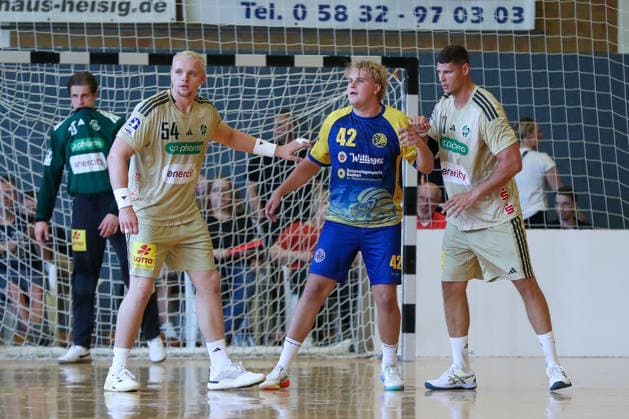 24.07.2026 ,xgox, Handball - Testspiel VfL Wittingen - TSV Hannover-Burgdorf emspor, v.l. Justus Fischer (Hannover, 54), Sebastian Heymann (Hannover, 11) Zweikampf, Duell, Kampf, tackle Wittingen *** July 24, 2026, xgox, Handball Exhibition Match: VfL Wittingen vs. TSV Hannover Burgdorf, emspor, from left: Justus Fischer (Hannover), 54; Sebastian Heymann (Hannover), 11; one-on-one, duel, battle, tackle, Wittingen