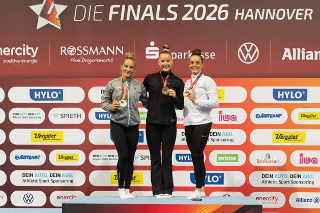 Deutsche Meisterschaften im Gerätturnen 2026, Mehrkampf Frauen Siegerehrung. Von links: Vizemeisterin Karina Schönmaier (TuS 1861 Chemnitz-Altendorf), Deutsche Meisterin Silja Stöhr (SG Heddesheim) und rechts Pauline Schäfer-Betz (KTV Chemnitz). Deutsche Meisterschaften im Gerätturnen, Mehrkampf Frauen, am 24. Juli 2026 in der ZAG-Arena in Hannover., Hannover Niedersachsen Deutschland ZAG Arena *** 2026 German Artistic Gymnastics Championships, Women’s All-Around Medal Ceremony: From left, runner-up Karina Schönmaier of TuS 1861 Chemnitz Altendorf, German champion Silja Stöhr of SG Heddesheim, and on the right, Pauline Schäfer Betz of KTV Chemnitz. German Artistic Gymnastics Championships, Women’s All-Around, on July 24, 2026, at the ZAG Arena in Hanover, Hanover, Lower Saxony, Germany; ZAG Arena