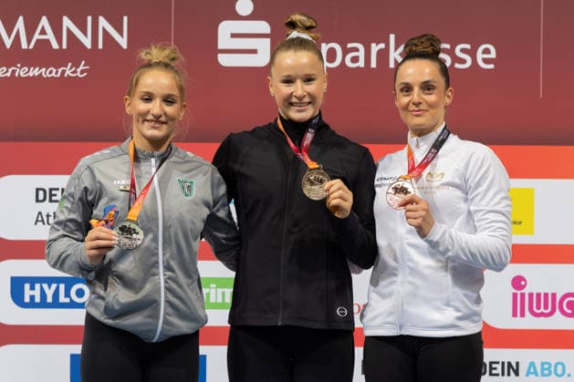 Deutsche Meisterschaften im Gerätturnen 2026, Mehrkampf Frauen Siegerehrung. Von links: Vizemeisterin Karina Schönmaier (TuS 1861 Chemnitz-Altendorf), Deutsche Meisterin Silja Stöhr (SG Heddesheim) und rechts die Drittplatzierte Pauline Schäfer-Betz (KTV Chemnitz). Deutsche Meisterschaften im Gerätturnen, Mehrkampf Frauen, am 24. Juli 2026 in der ZAG-Arena in Hannover., Hannover Niedersachsen Deutschland ZAG Arena *** 2026 German Artistic Gymnastics Championships, Women’s All-Around Medal Ceremony: From left, runner-up Karina Schönmaier of TuS 1861 Chemnitz Altendorf, German champion Silja Stöhr of SG Heddesheim, and on the right, third-place finisher Pauline Schäfer Betz of KTV Chemnitz. German Artistic Gymnastics Championships, Women’s All-Around, on July 24, 2026, at the ZAG Arena in Hanover, Hanover, Lower Saxony, Germany; ZAG Arena